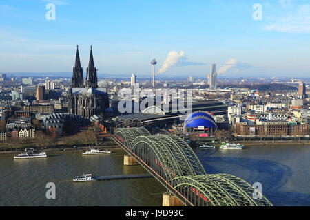 Pont Hohenzollern avec la cathédrale de Cologne, Cologne, Rhénanie du Nord-Westphalie, Allemagne, Europe Banque D'Images