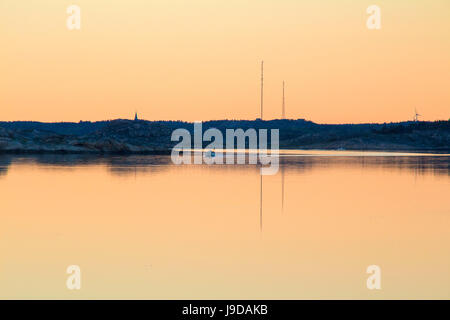 La conduite du bateau dans le coucher du soleil sur l'océan clair miroir Banque D'Images