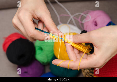 Close-up of hands knitting Banque D'Images