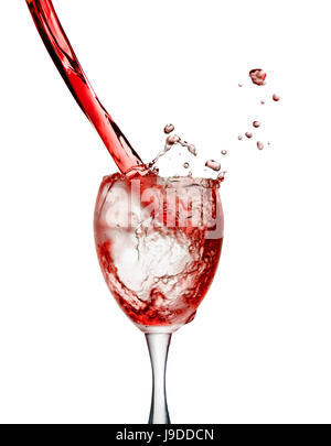 Vin rouge versé dans un verre isolé sur fond blanc Banque D'Images