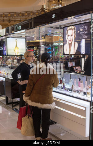 Stand Dior, Galeries Lafayette, Boulevard Haussmann, Paris, France Banque D'Images