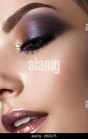 Belle fille avec une peau parfaite et colorée .maquillage beauté visage. Photo prise dans le studio. Close up Banque D'Images