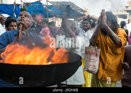 Pèlerins prier devant l'Arunachaleshwara Temple à Tiruvannamalai, Tamil Nadu, Inde Banque D'Images