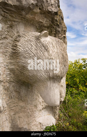 Royaume-uni l'Angleterre, dans le Dorset, Portland, argile, Ope Tout Quarry Sculpture Park, ours sculptés dans la pierre qui sortent d'rock Banque D'Images