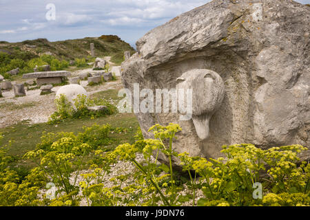 Royaume-uni l'Angleterre, dans le Dorset, Portland, argile, Ope Tout Quarry Sculpture Park, ours sculptés dans la pierre qui sortent d'rock Banque D'Images