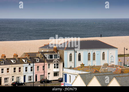 Royaume-uni l'Angleterre, dans le Dorset, Portland, Chiswell, elevated view de maisons derrière Chesil Beach Banque D'Images