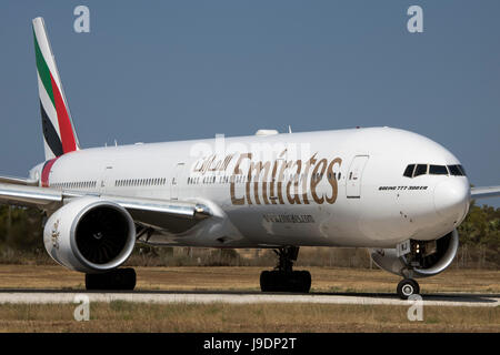 Unis Boeing 777-31H/ER [A6-ENJ] Sortie de la voie de circulation 'Foxtrot' pour décoller de la piste 13. Banque D'Images