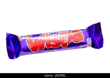 Wispa bar découper ou isolé sur un fond blanc. Banque D'Images