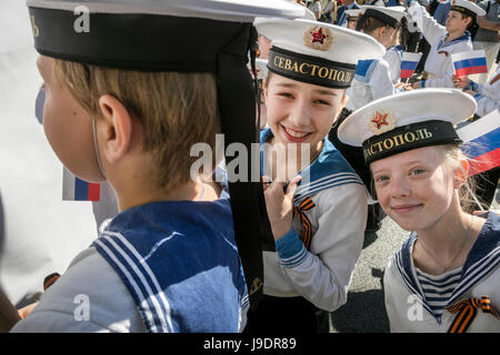 Les participants à la journée mai mars dans la forme de marins sur la Journée internationale de solidarité des travailleurs dans la rue principale de la ville de Sébastopol Banque D'Images