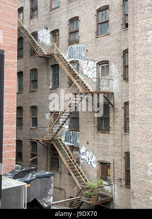 Échapper à l'incendie sur un bâtiment dans la zone Chelsea de New York City Banque D'Images