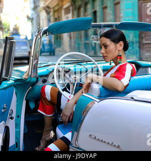 La HAVANE, CUBA - 11 décembre 2016 : femme cubaine obtient la voiture américaine classique dans le centre de la vieille Havane Banque D'Images