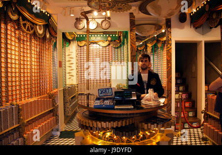 Casa Oriental, magasin de vente de boîtes de sardines nouveauté à Porto - Portugal Banque D'Images