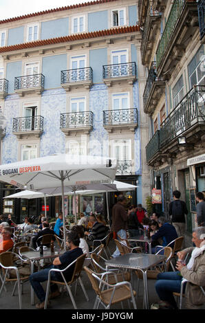 Largo de São Domingos avec cafés et restaurants à Porto - Portugal Banque D'Images