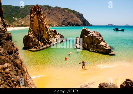 Belle plage avec du rock dans le centre du Vietnam Banque D'Images