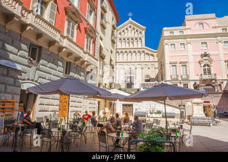 Cagliari Sardaigne cafe, les touristes vous détendre sur un café-terrasse du bar dans la piazza Carlo Alberto dans le Castello trimestre de Cagliari, Sardaigne. Banque D'Images