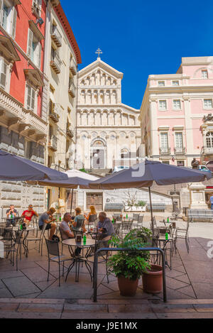 Cagliari Sardaigne cafe, les touristes vous détendre sur un café-terrasse du bar dans la piazza Carlo Alberto dans le Castello trimestre de Cagliari, Sardaigne. Banque D'Images