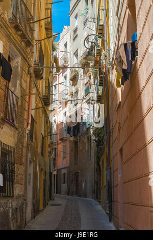 La vieille ville de Cagliari, une rue étroite dans le quartier Castello de Cagliari, Sardaigne. Banque D'Images