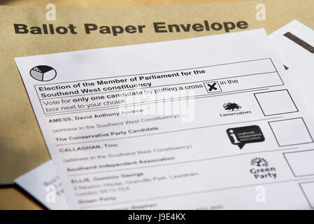 Bulletin de vote postal avec enveloppe pour les candidats de l'Ouest Southend sur une table à café de lumière naturelle Banque D'Images