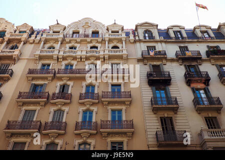 Barcelone - Juillet 29, 2016 : début du siècle, façades de bâtiments dans le quartier gothique, low angle view Banque D'Images