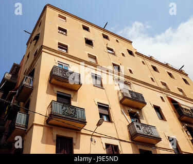 Barcelone - Juillet 29, 2016 : Ancien édifice au coin du quartier gothique, low angle view Banque D'Images