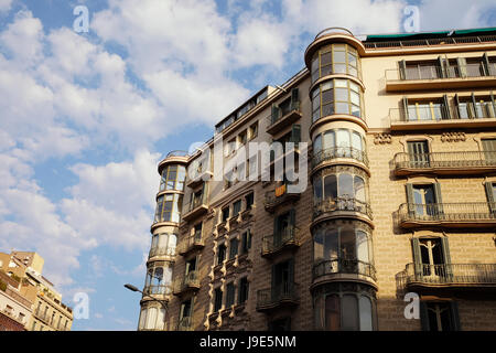 Barcelone - Juillet 29, 2016 : immeuble moderniste sur un coin dans le quartier Gothique Banque D'Images