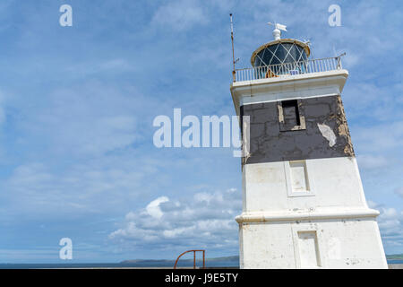 Vue sur le phare à la fin de Holyhead Anglesey, brise-lames. Banque D'Images