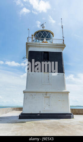 Vue sur le phare à la fin de Holyhead Anglesey, brise-lames. Banque D'Images