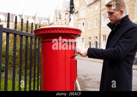 Affichage en rouge de l'homme Lettre de la boite aux lettres Banque D'Images