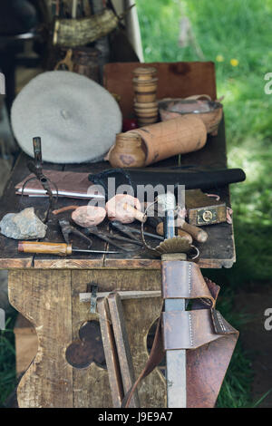Table des guerre civile anglaise des armes et des outils dans un campement à un Hogan-vexel English Civil war reenactment événement. UK . Vintage filtre appliqué Banque D'Images