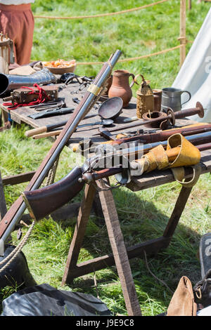 Table des guerre civile anglaise des armes et des outils pour faire de la grenaille de plomb dans un campement à un Hogan-vexel English Civil war reenactment événement. UK Banque D'Images