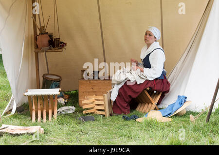 Couture femme une chemise dans un campement à un Hogan-vexel English Civil war reenactment événement. Charlton Park, Malmesbury, Wiltshire, Royaume-Uni Banque D'Images