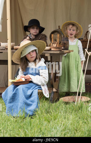 Les jeunes enfants dans un campement à un Hogan-vexel English Civil war reenactment événement. Charlton Park, Malmesbury, Wiltshire, Royaume-Uni Banque D'Images