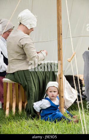 Jeune fille et sa mère dans un campement à un Hogan-vexel English Civil war reenactment événement. Charlton Park, Malmesbury, Wiltshire, Royaume-Uni Banque D'Images