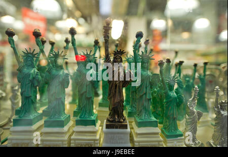 Statue de la liberté souvenirs affiché dans une fenêtre store de New York Banque D'Images