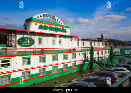 Prague, République tchèque - Mars 20,2017 : Botel Admiral sur la rivière Vltava à Prague.Dans la région de Admiral Botel est un hébergement romantique et confortable dans un cen Banque D'Images