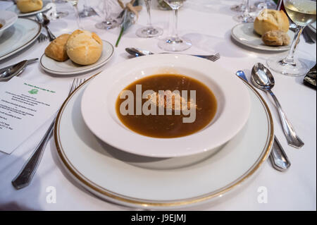 Bisque de crabe avec picada del pedreru et huile de basilic, à un banquet maçonnique, l''Eurostars Hotel de la Reconquista, Oviedo Asturias Espagne Banque D'Images