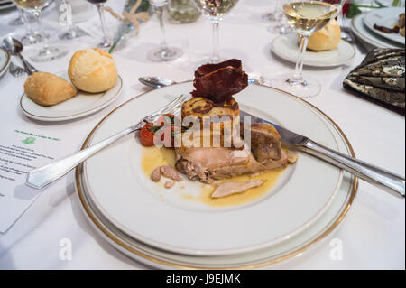 Terrine de cochon de lait, de pommes de terre dauphinoise, tomate et crisped boeuf à un banquet maçonnique, l''Eurostars Hotel de la Reconquista, Oviedo Asturias Espagne Banque D'Images