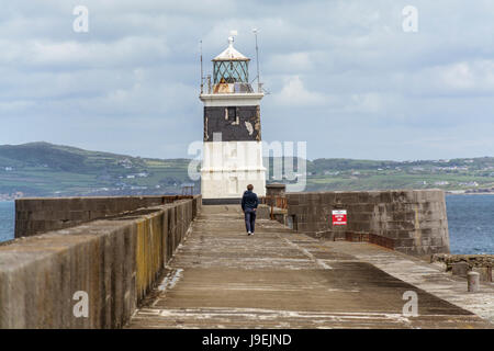 Vue sur le phare à la fin de Holyhead Anglesey, brise-lames. Banque D'Images