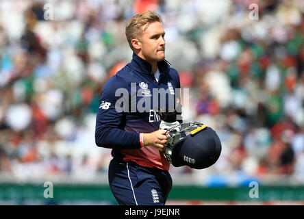 England's Jason Roy quitte le champ après avoir été rejeté au cours de l'ICC Champions trophy, Groupe d'un match à l'ovale, Londres. Banque D'Images