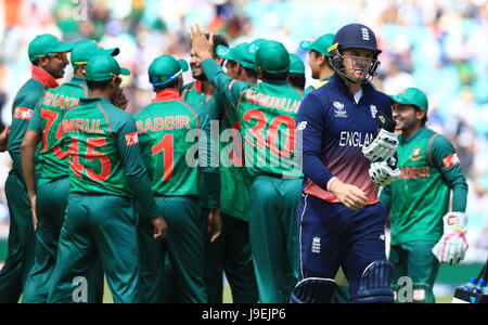 England's Jason Roy quitte le champ après avoir été rejeté au cours de l'ICC Champions trophy, Groupe d'un match à l'ovale, Londres. Banque D'Images