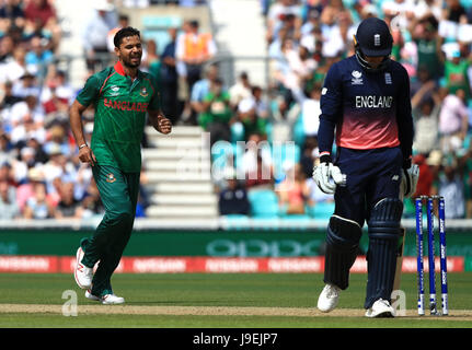 Le Bangladesh a Mashrafe Mortaza célèbre le guichet de l'Angleterre de la Jason Roy au cours de l'ICC Champions trophy, Groupe d'un match à l'ovale, Londres. Banque D'Images