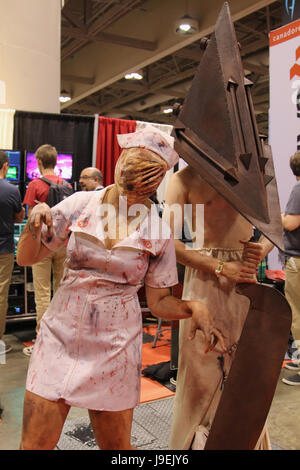 L'homme et la femme comme cosplay caractères à partir du jeu vidéo Silent Hill. Banque D'Images