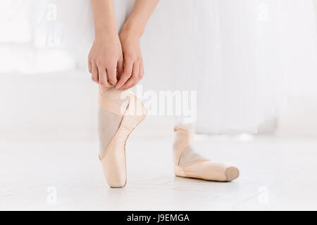 Young ballerina dancing, gros plan sur les jambes et les chaussures, comité permanent à pointe. Banque D'Images