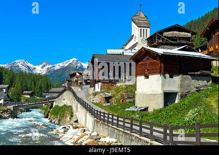 Village de montagne répertoriées avec église s'élevant au-dessus de la rivière Lonza, Blatten, Lötschental, Alpes Pennines, Valais, Suisse Banque D'Images