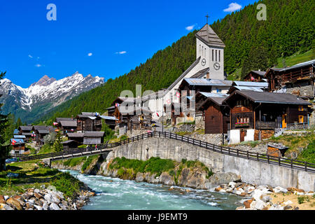 Village de montagne répertoriées avec église s'élevant au-dessus de la rivière Lonza, Blatten, Lötschental, Alpes Pennines, Valais, Suisse Banque D'Images