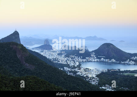 Rio de Janeiro paysage montrant Corcovado et la statue du Christ rédempteur, le Pain de Sucre, Baie de Guanabara et dans la distance Niteroi Banque D'Images