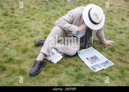 Lire le Guardian Banque D'Images