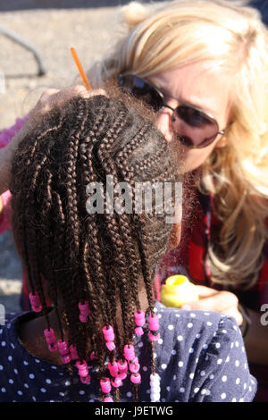 Les cheveux braides sur petite fille afro-américaine Banque D'Images