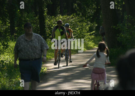 Les gens sur le sentier du parc la bicyclette et la marche à pied Banque D'Images