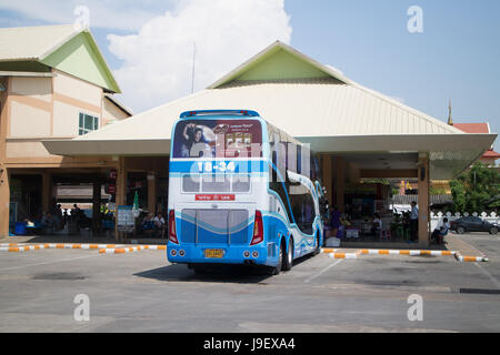 CHIANG MAI, THAÏLANDE - 5 mai 2017 : tour de bus de la société Srithawong Bangkok et Chiang Mai. Srithawong Buid bus en petite usine à Chiangmai. Banque D'Images